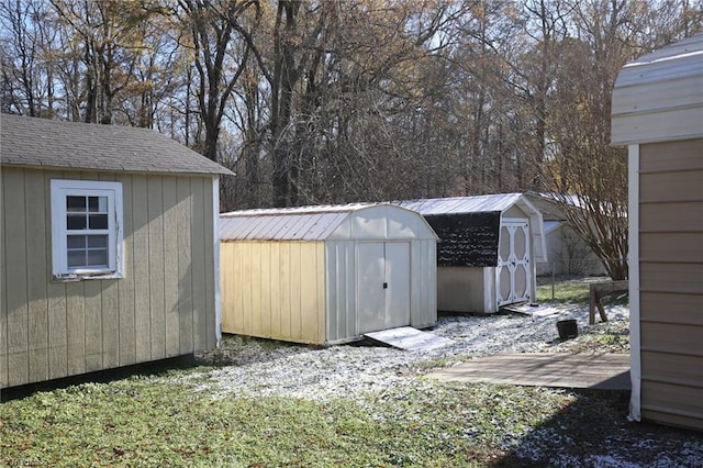 view of yard with a shed