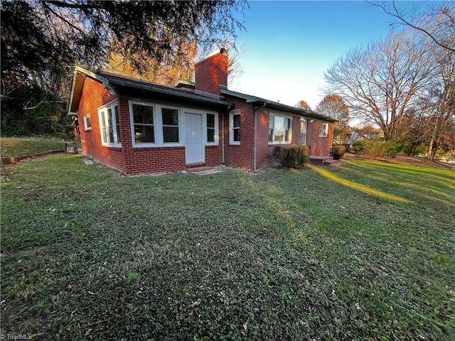 view of front of property with a front yard