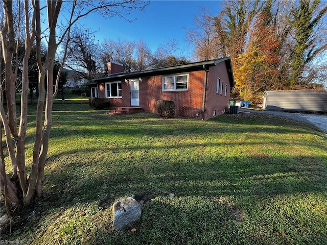 view of front facade featuring a front yard