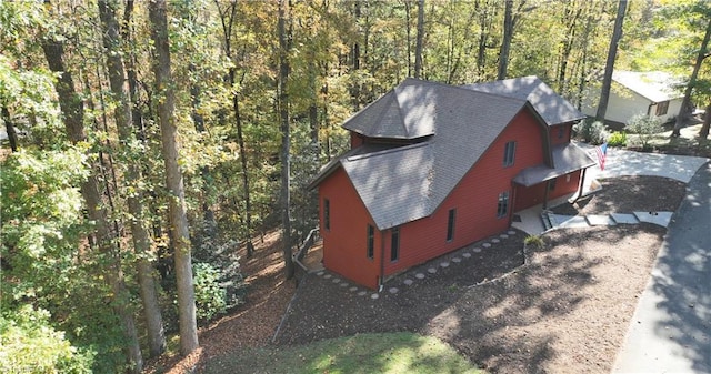 bird's eye view featuring a forest view