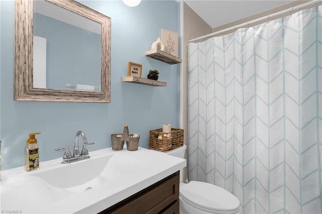 full bathroom featuring toilet, a shower with shower curtain, and vanity