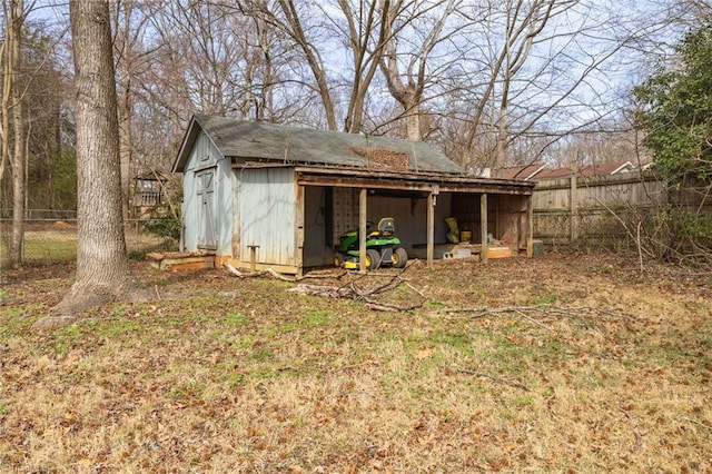 view of outdoor structure featuring an outbuilding and fence