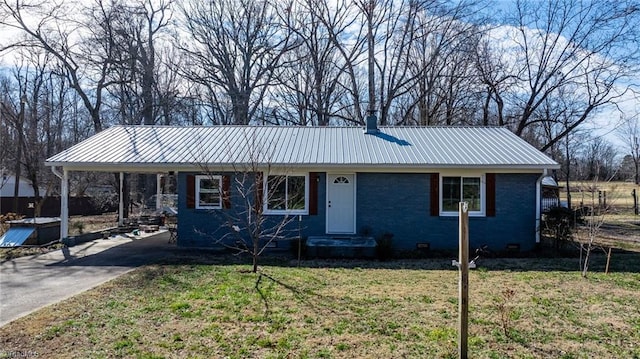 view of front of property featuring a front yard