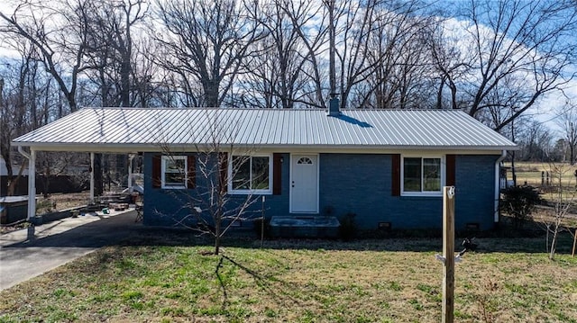 single story home featuring a carport and a front yard