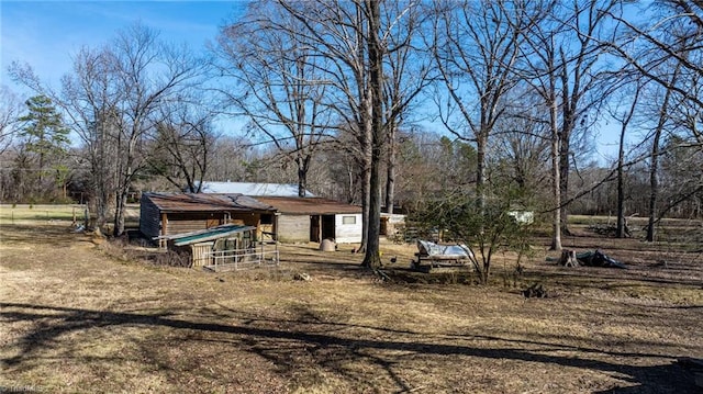 view of yard with an outdoor structure