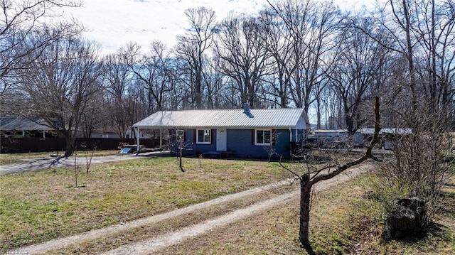 ranch-style home featuring a front lawn