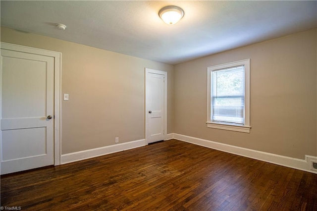 2370 W Clemmonsville Rd, Winston-Salem, NC 27127 - unfurnished room featuring dark wood-style flooring, baseboards, and a smoke detector