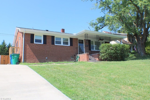 view of front facade featuring ceiling fan, a porch, and a front lawn