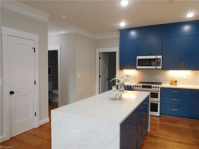 kitchen featuring blue cabinets, light wood-type flooring, double oven range, tasteful backsplash, and crown molding