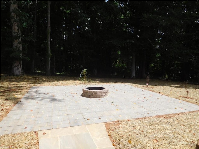 view of patio with an outdoor fire pit