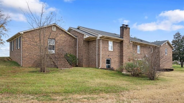 back of house featuring a lawn