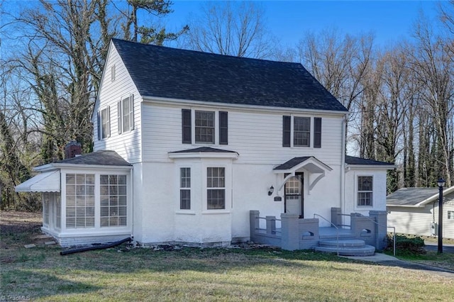 view of front facade featuring a front yard