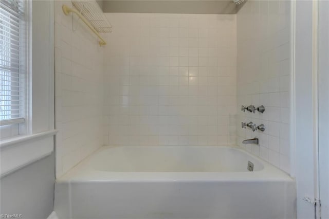 bathroom featuring tiled shower / bath combo