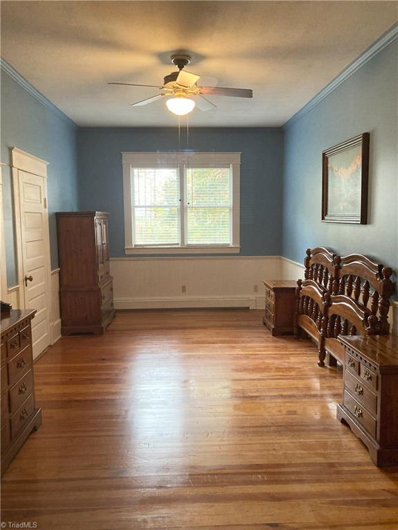 sitting room with ceiling fan, ornamental molding, and light hardwood / wood-style floors