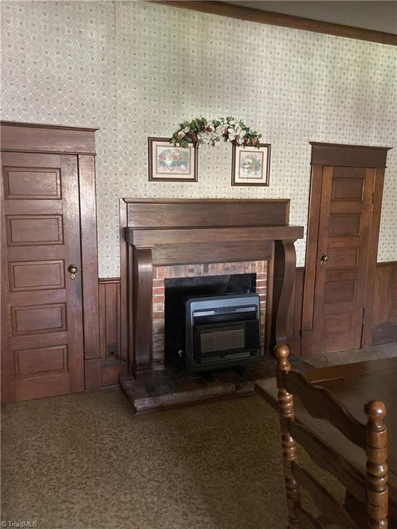 room details featuring carpet floors