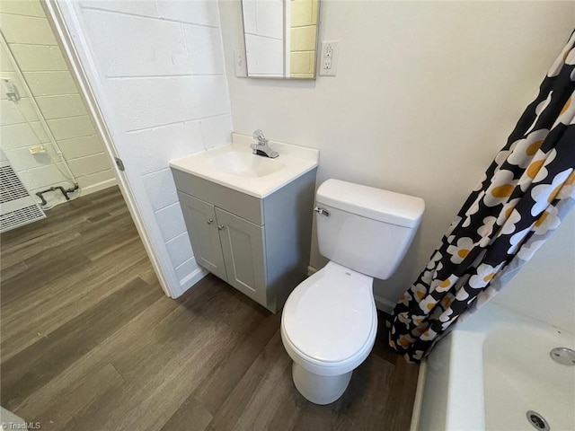 full bath featuring vanity, curtained shower, toilet, and wood finished floors