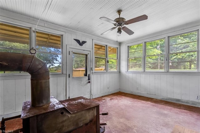 sunroom with ceiling fan