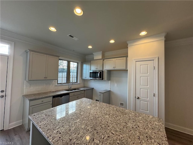 kitchen with stainless steel appliances, dark hardwood / wood-style floors, sink, and decorative backsplash