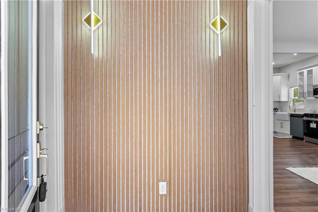 room details with tasteful backsplash, wood finished floors, stainless steel stove, dishwashing machine, and recessed lighting