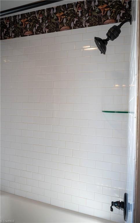 room details featuring tiled shower / bath