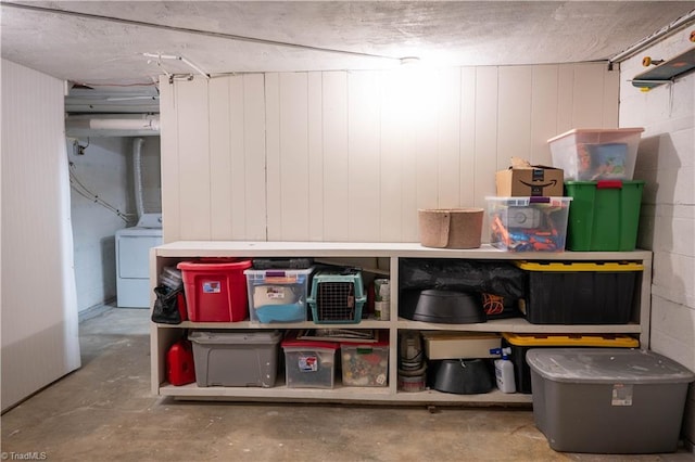 storage room with washer / clothes dryer