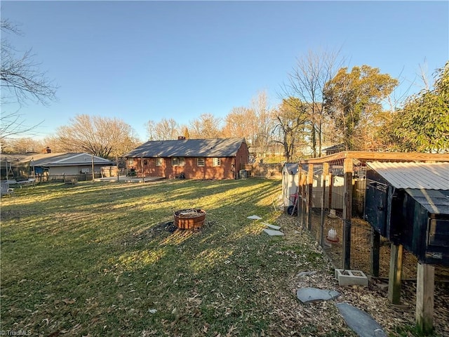 view of yard featuring an outbuilding