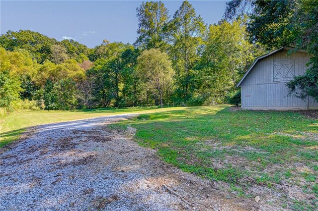 view of yard featuring an outbuilding