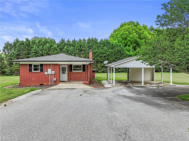 view of front of home featuring a carport and a front lawn