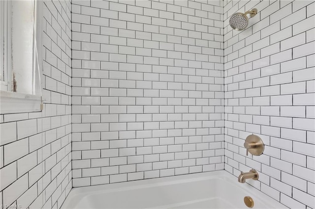 bathroom with tiled shower / bath combo