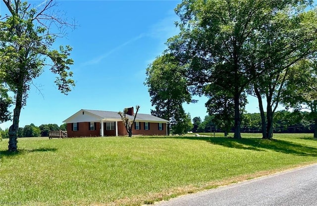 single story home with a front lawn
