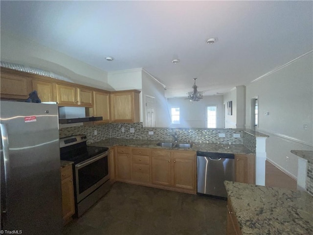 kitchen with an inviting chandelier, a sink, stainless steel appliances, a peninsula, and backsplash