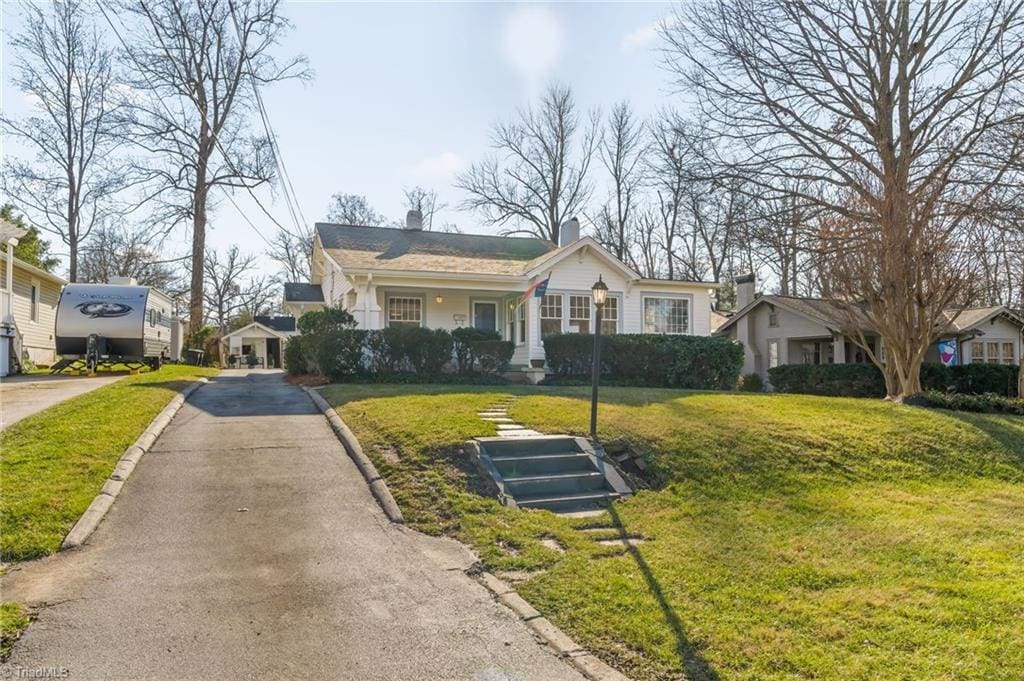 view of front of house with a front lawn