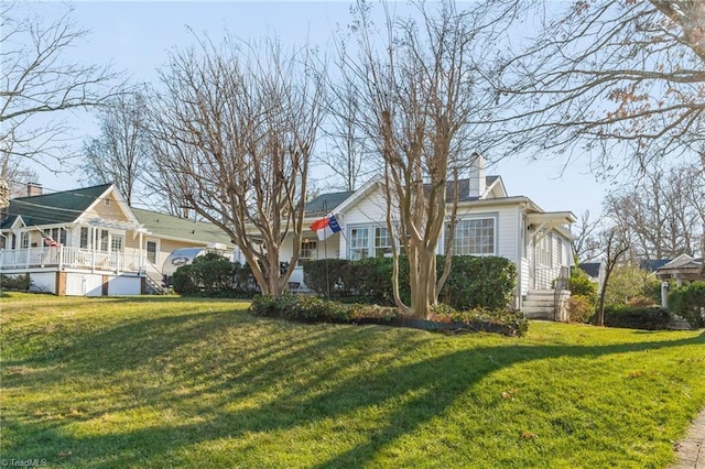 view of front of home featuring a front yard