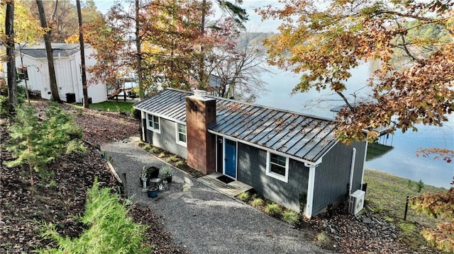 view of front of property featuring a water view