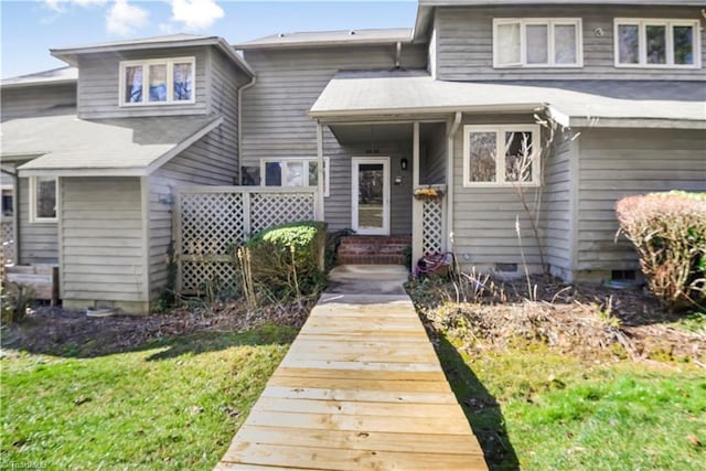 view of front of home featuring a front yard