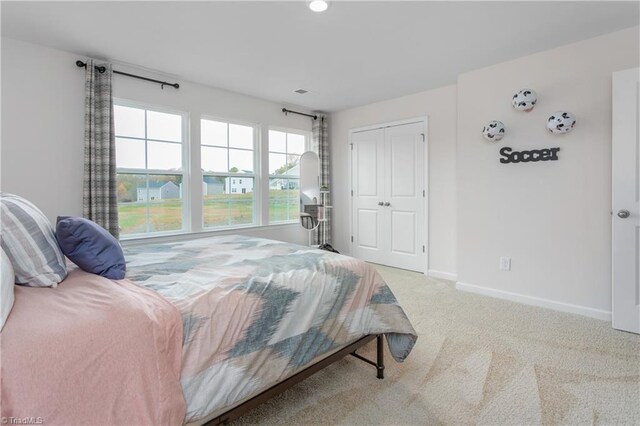 bedroom featuring carpet flooring and a closet