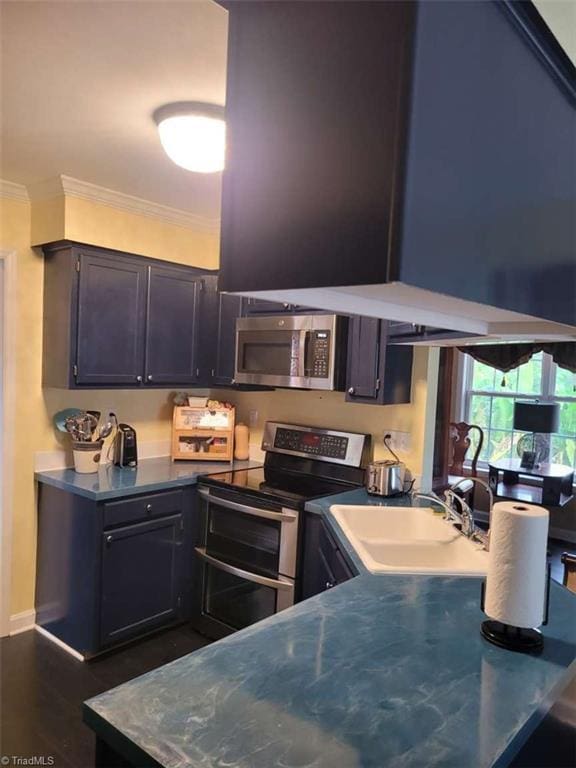 5125 Old Plantation Cir, Winston-Salem, NC 27104 - kitchen with stainless steel appliances, ornamental molding, a sink, a peninsula, and dark wood-style flooring