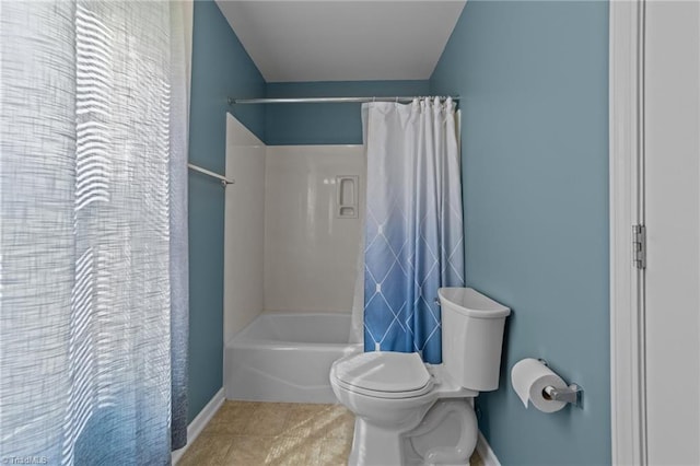 bathroom with baseboards, shower / tub combo with curtain, tile patterned floors, and toilet