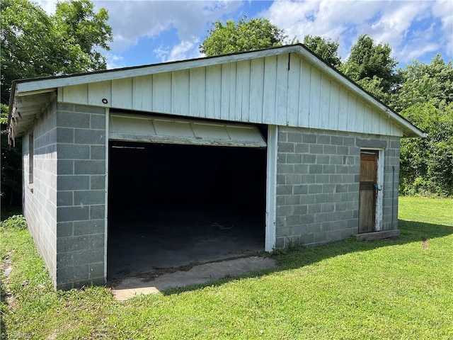 304 Ingram St, Thomasville, NC 27360 - view of detached garage