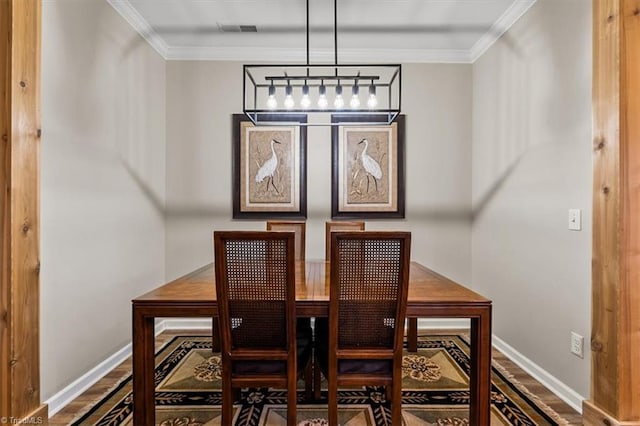 dining area featuring visible vents, baseboards, and crown molding