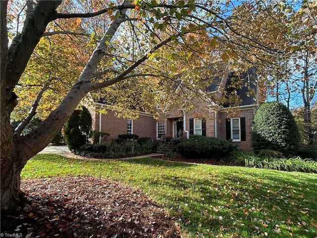 view of front facade featuring a front yard