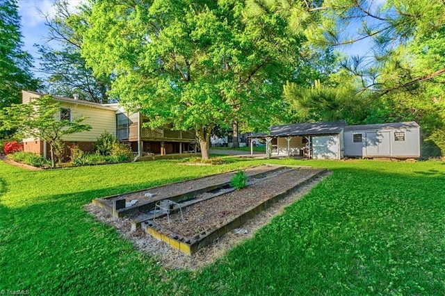 view of yard featuring an outdoor structure and a shed