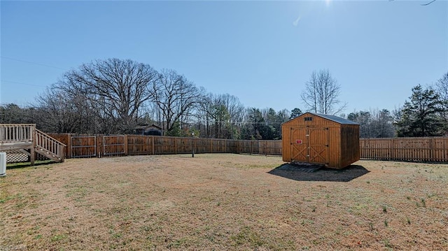 view of yard featuring a shed