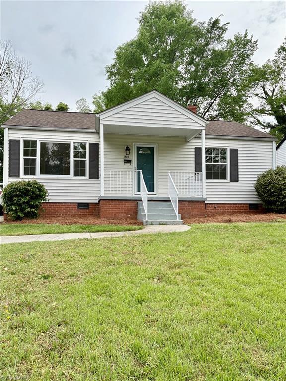 ranch-style house with roof with shingles, crawl space, a front lawn, and covered porch