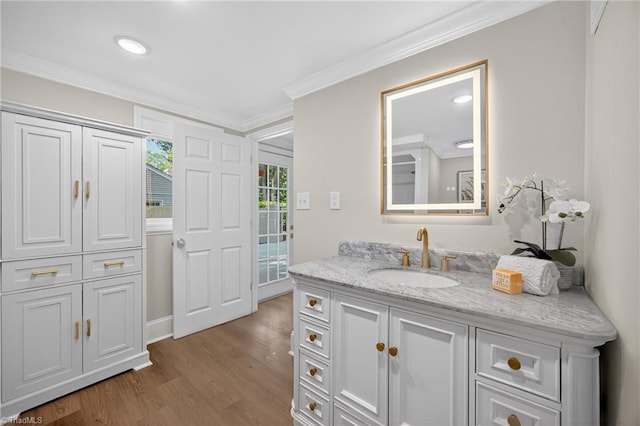 506 Audubon Dr, Greensboro, NC 27410 - bathroom featuring wood finished floors, vanity, crown molding, and recessed lighting