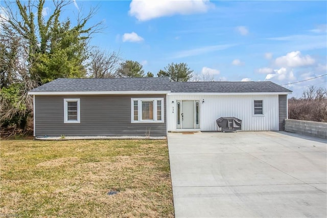 ranch-style home with a front lawn