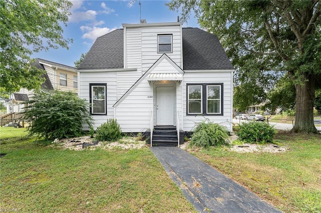 view of front of property with a front yard