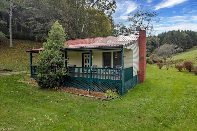 view of front facade with a front yard and a porch