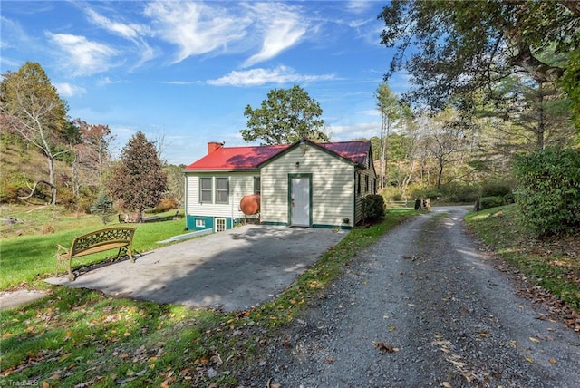 view of front of home featuring a front lawn