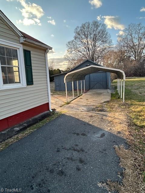 view of side of home featuring a carport and driveway